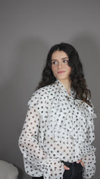 Emy blanche - Chemise à pois avec volants