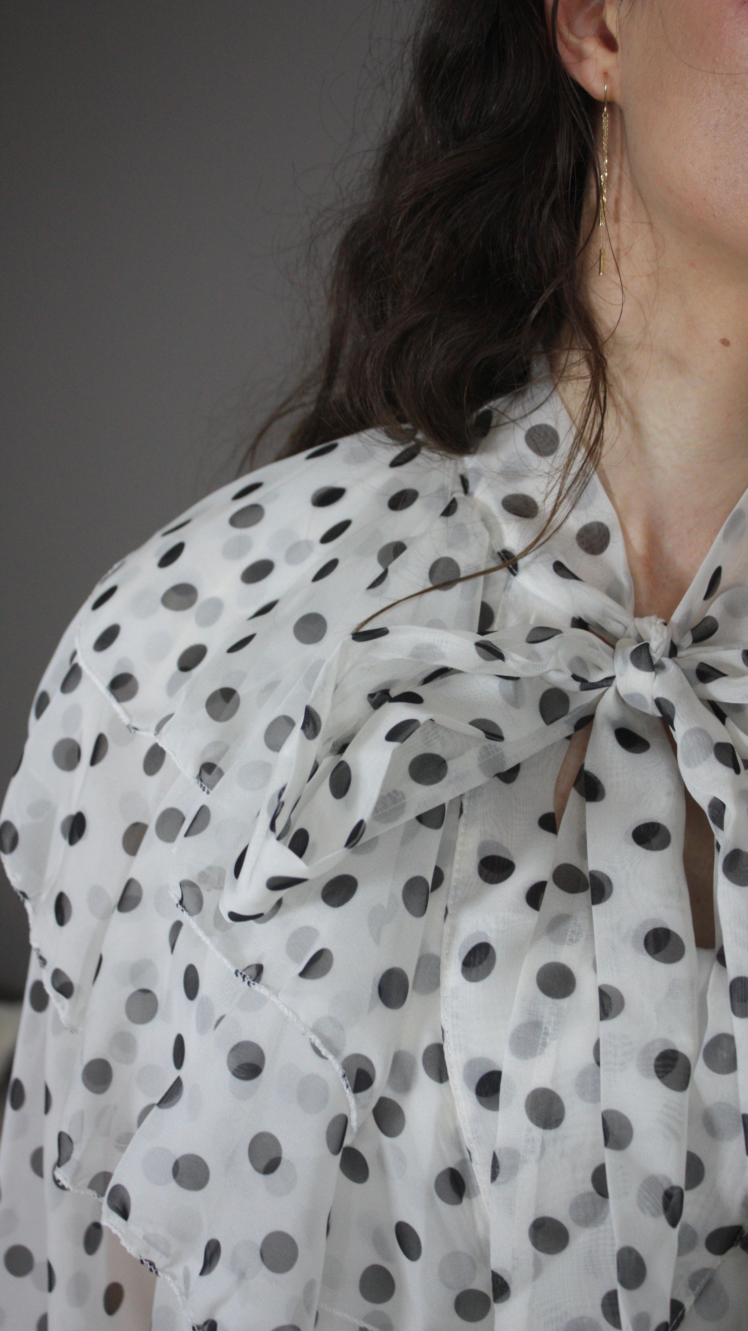 Emy blanche - Chemise à pois avec volants