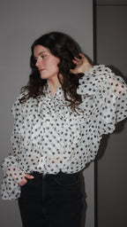 Emy blanche - Chemise à pois avec volants